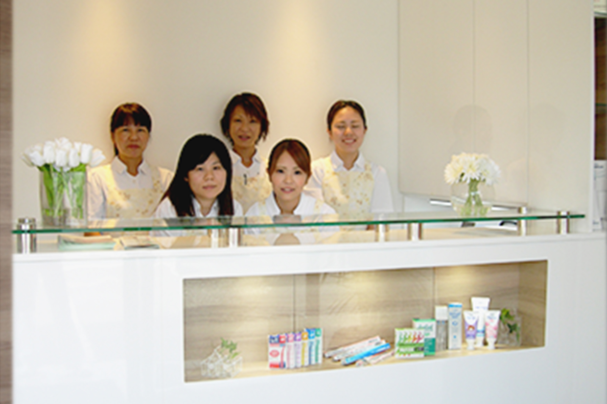 受付では、笑顔で患者様をお出迎えします。