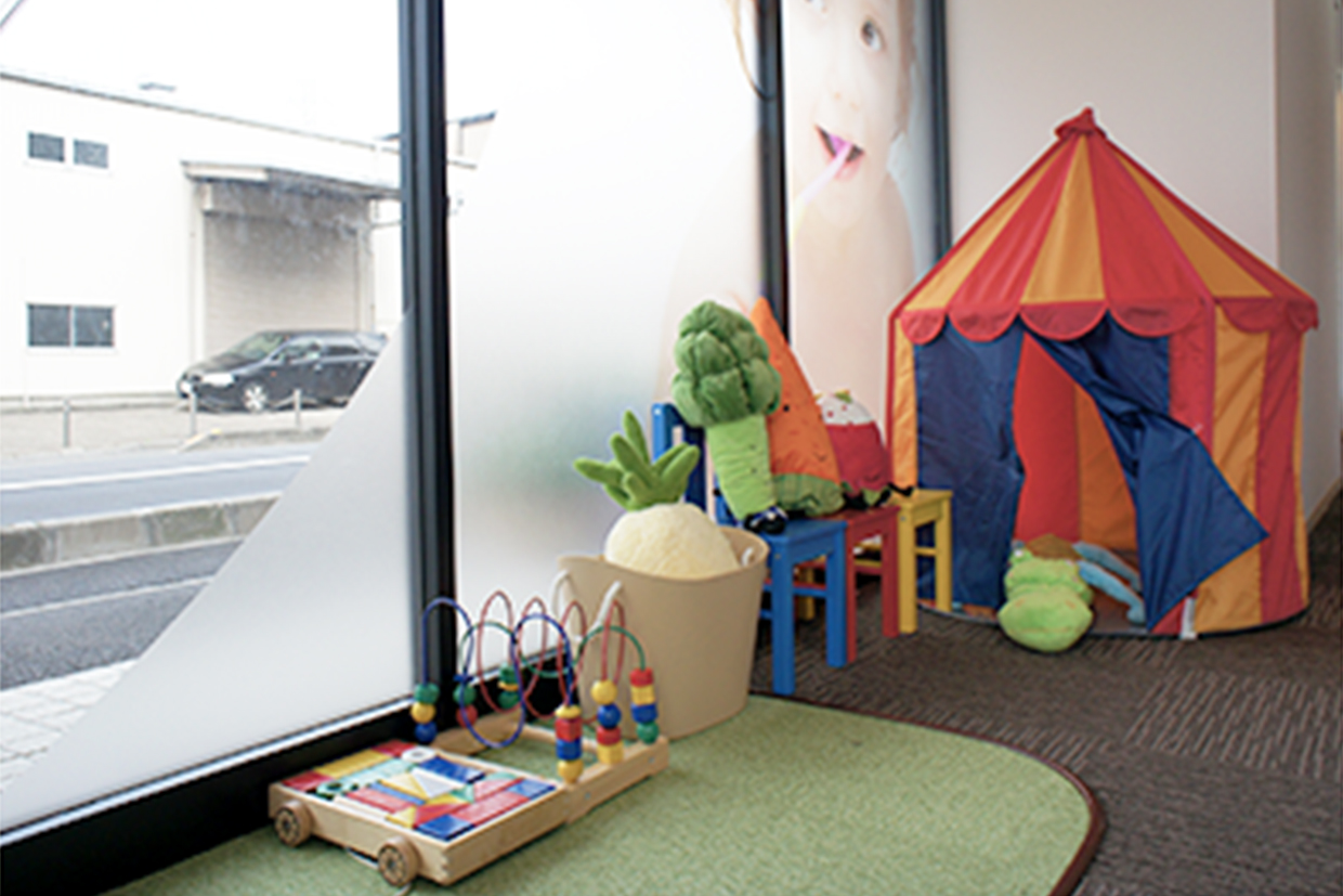 待合室にはキッズスペースを設置。お子様連れの方もゆっくりお待ちいただけます。