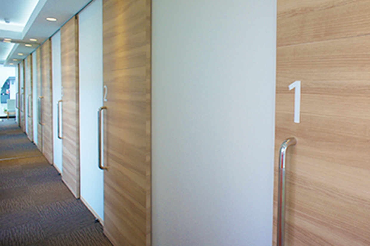 プライバシーを保てるように、診療室へは各入り口からご入室いただけます。