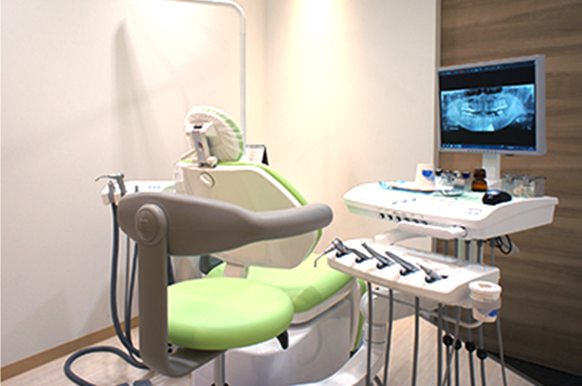 診療室はリラックスして診療を受けていただける落ち着いた空間となっております。