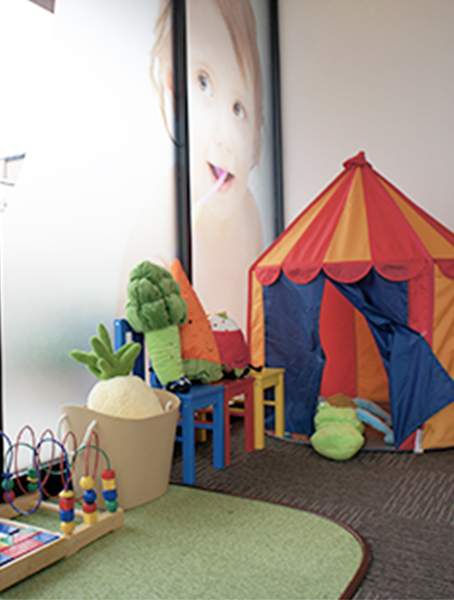 待合室にはキッズスペースを設置。お子様連れの方もゆっくりお待ちいただけます。